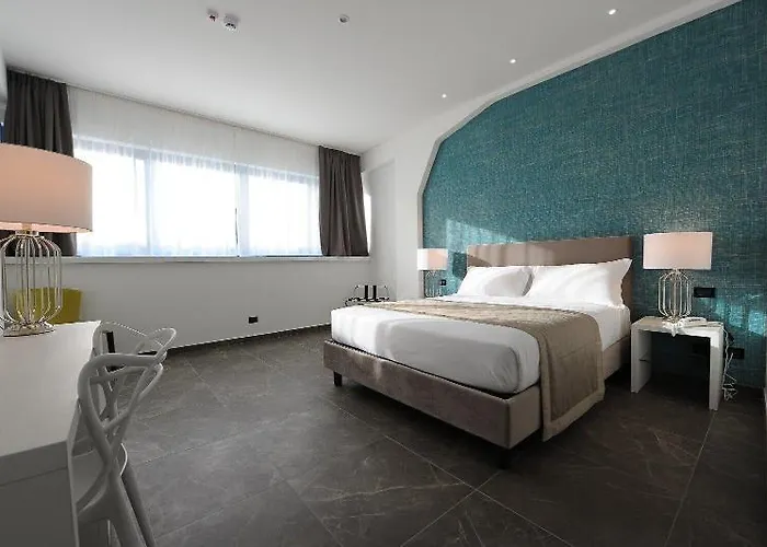 Up Wellness & מלון