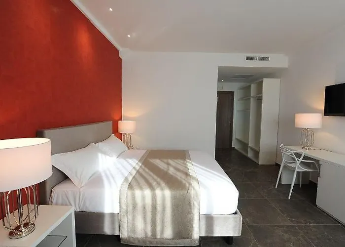 Up Wellness & מלון